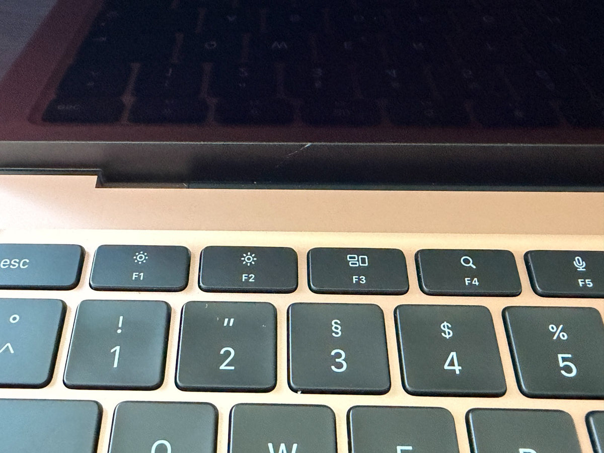 MacBook Pro M1 13" 8GB 256GB (15 cyklů)