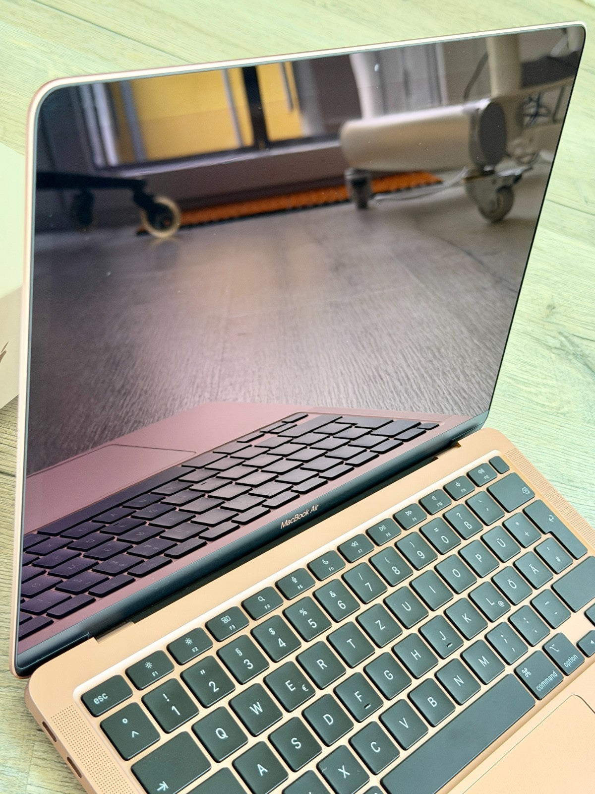 MacBook Pro M1 13" 8GB 256GB (15 cyklů)