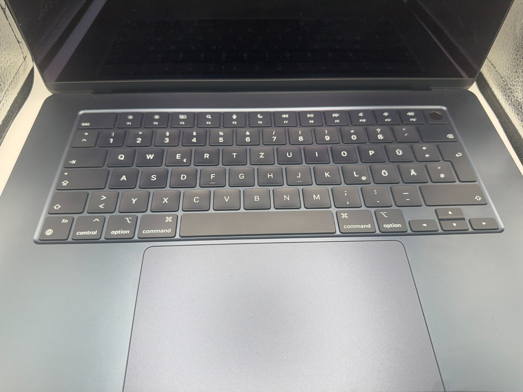 MacBook Pro M3 15" 8GB 256GB (28 cyklů)