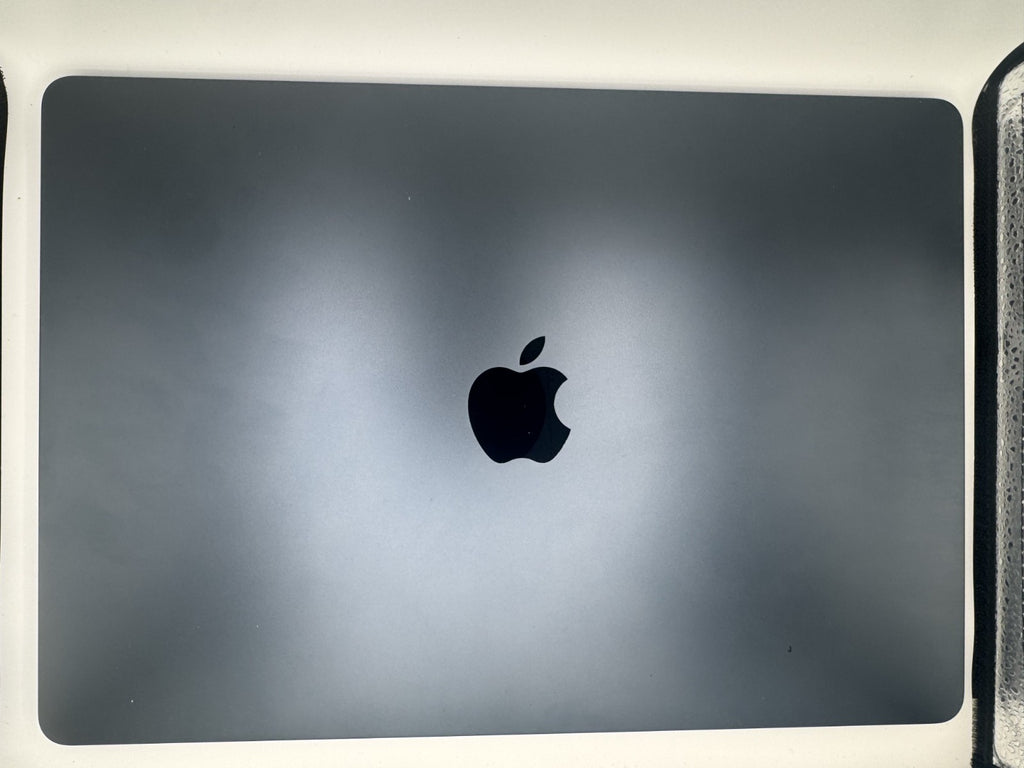 MacBook Pro M3 15" 8GB 256GB (28 cyklů)