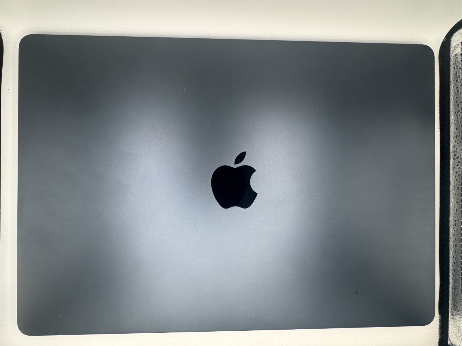 MacBook Pro M3 15" 8GB 256GB (28 cyklů)