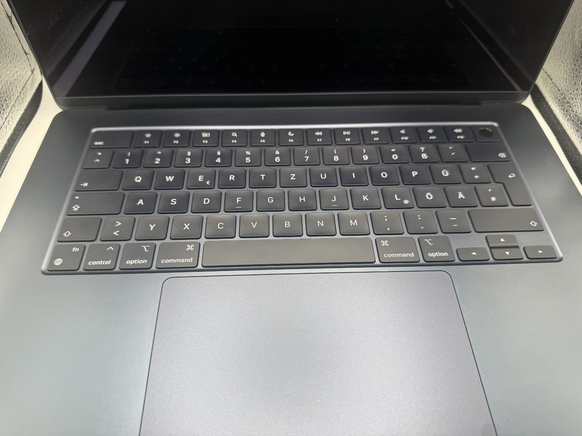 MacBook Pro M3 15" 8GB 256GB (28 cyklů)